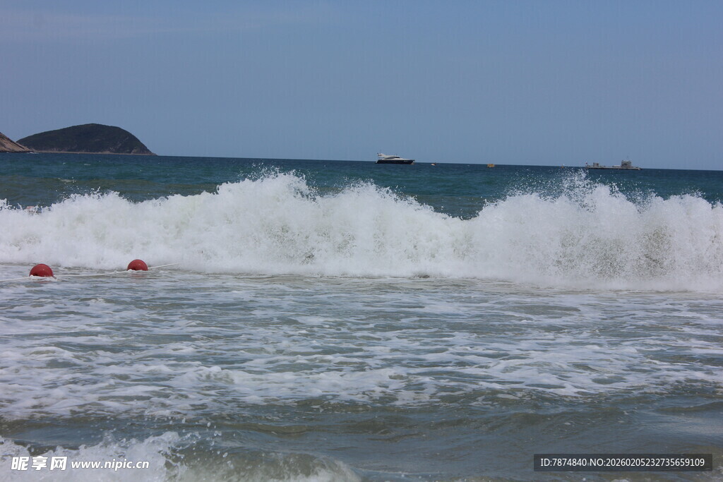 三亚海浪翻涌中的海上景象