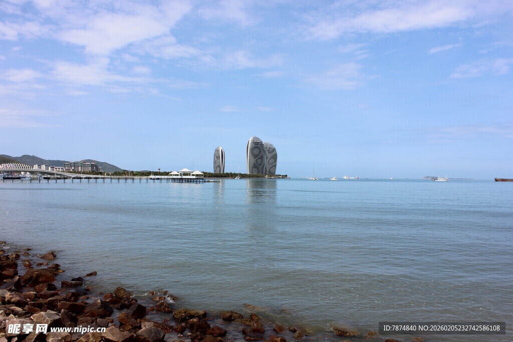 三亚海边景致 远处矗立独特建筑
