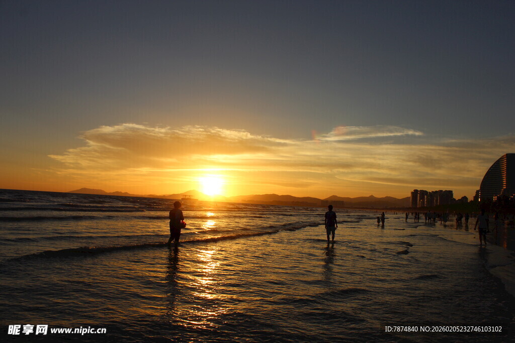 三亚海边日落时的栈桥美景