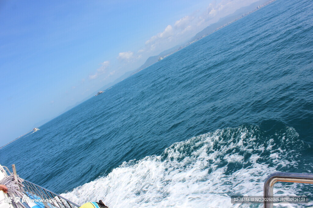 三亚乘船观海的美丽景象