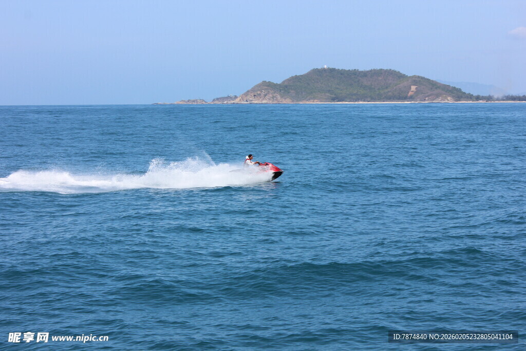 三亚海上摩托艇驰骋瞬间