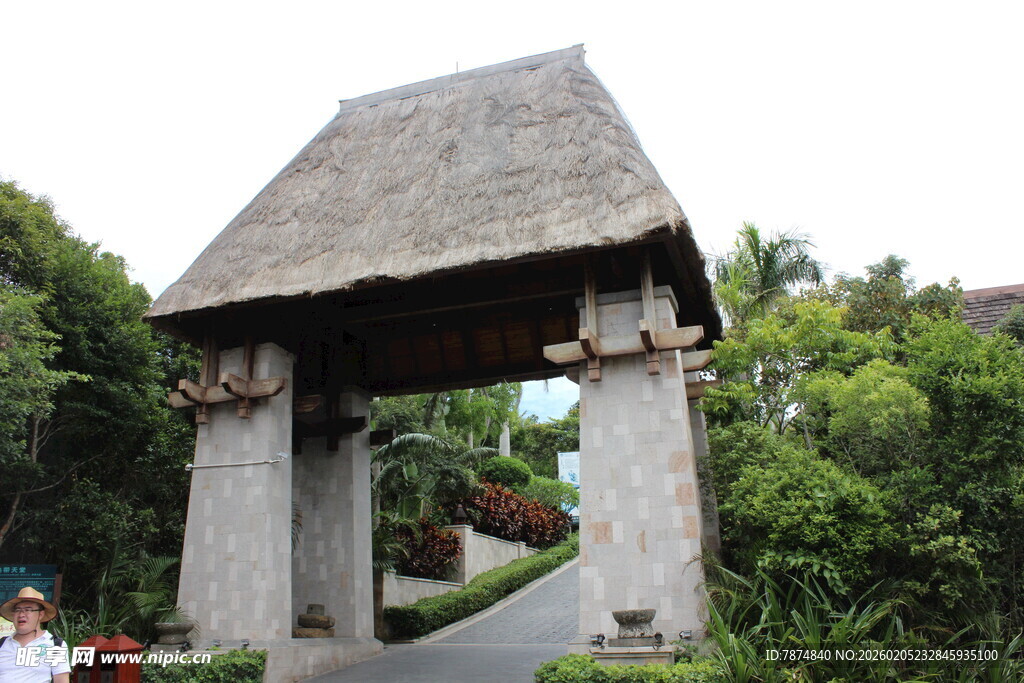 三亚古朴石亭立于葱郁林间