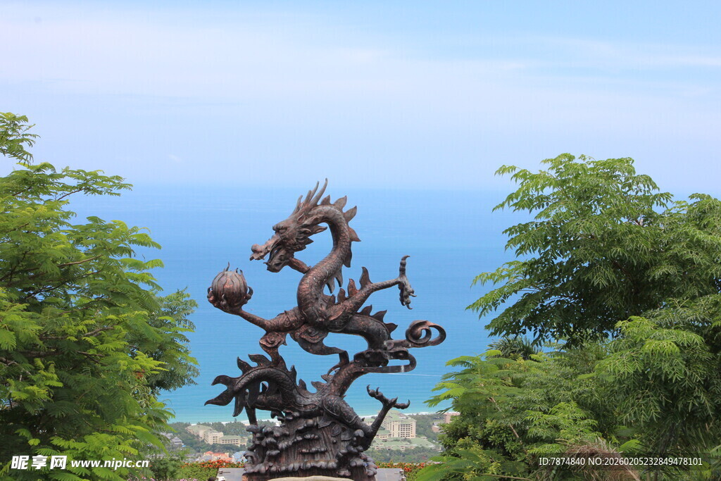 三亚山林间的精美龙形雕塑