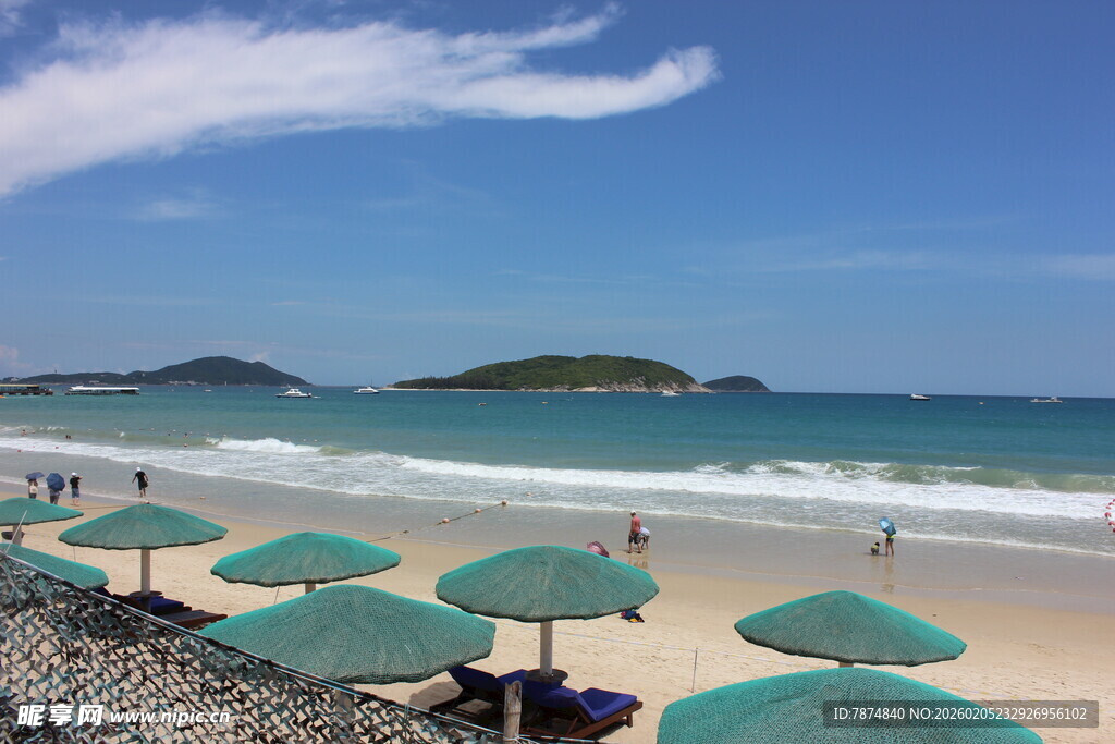 三亚美丽海滩上的遮阳伞与海景
