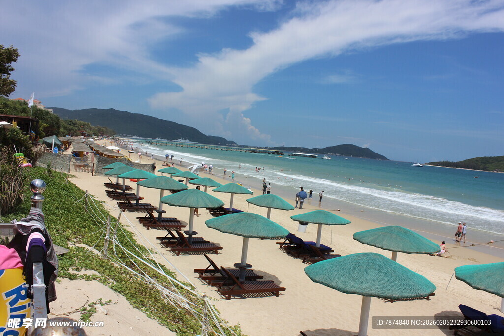 三亚美丽海滨沙滩遮阳伞景观