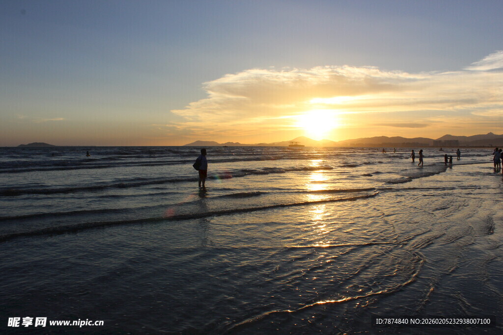 三亚海边日落时的漫步身影