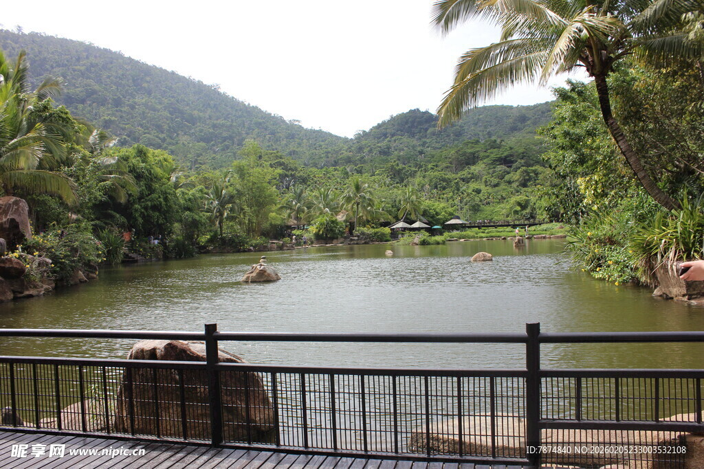 三亚湖畔风光 绿植环绕的宁静地