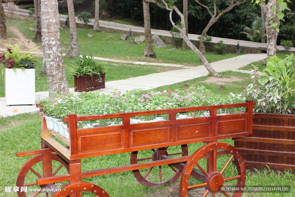 三亚复古橙色木轮手推车