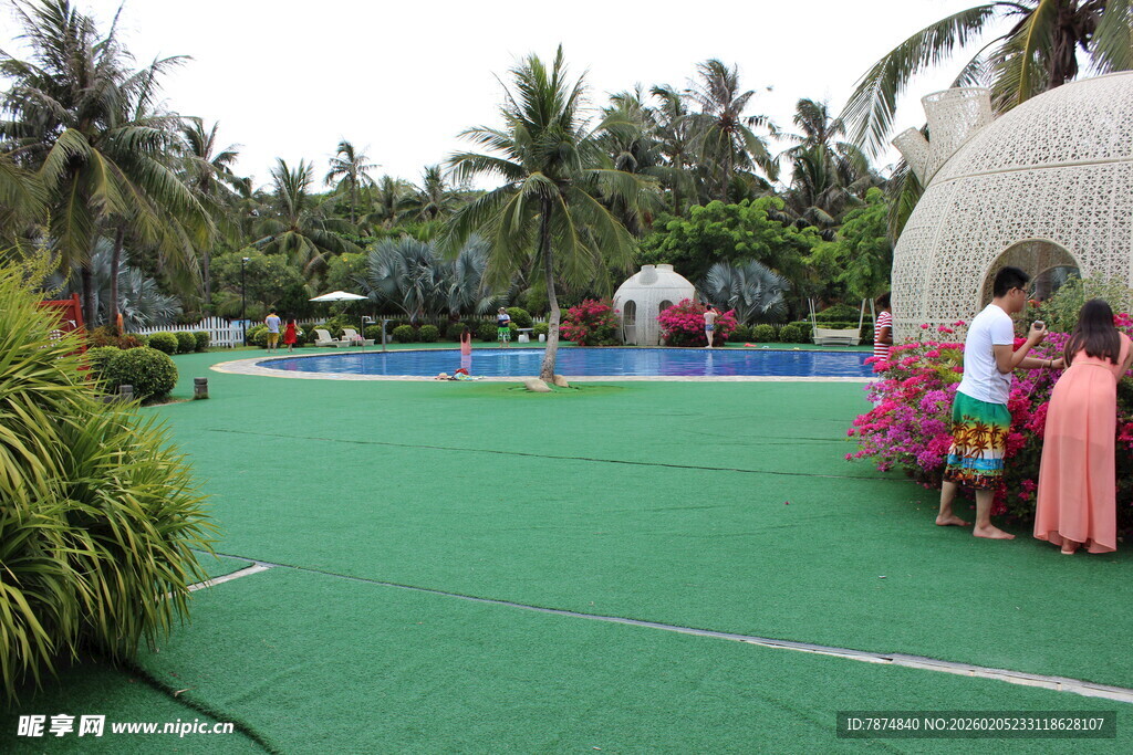 三亚热带泳池边的休闲场景