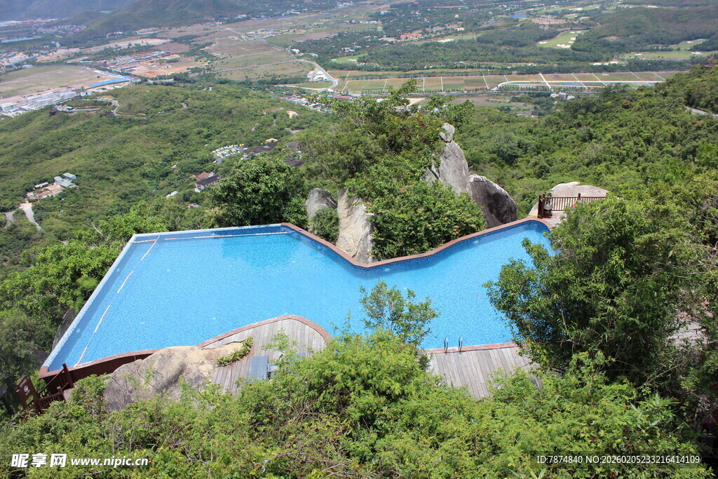 三亚山顶泳池俯瞰秀丽风光