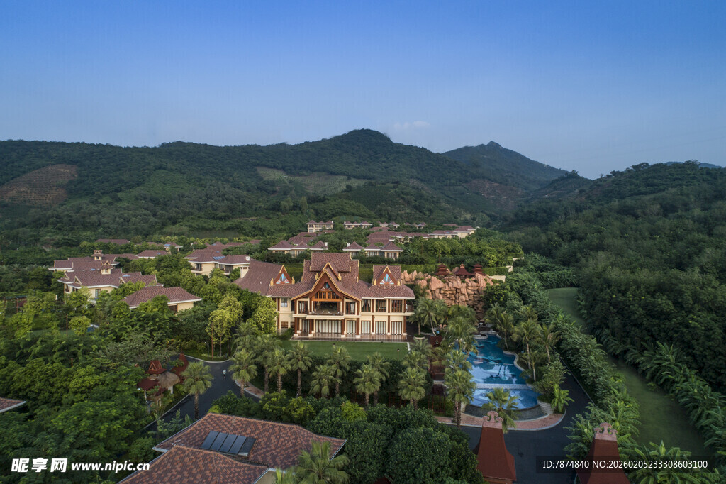 三亚山间度假村落全景风光