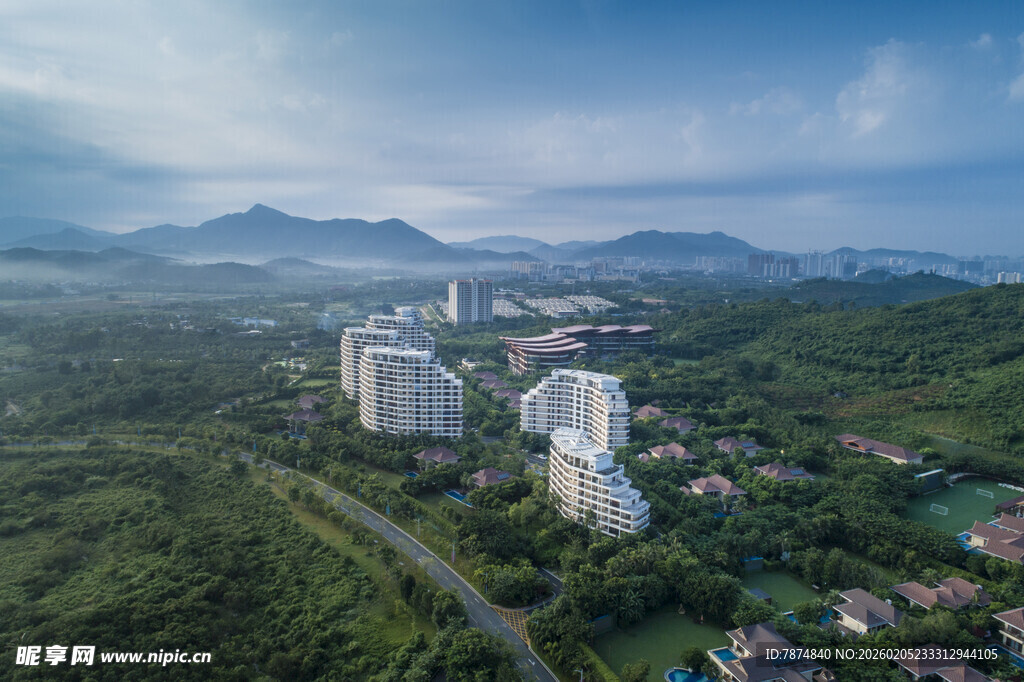 三亚城市与山林相映的美丽景致