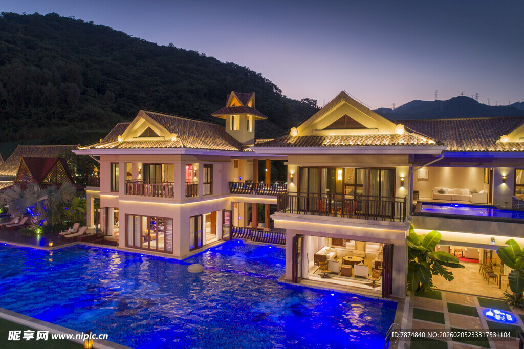 三亚豪华别墅泳池夜景风光