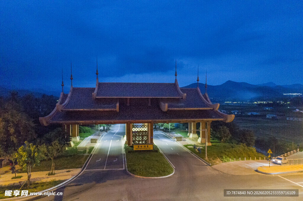 三亚夜幕下的中式古典门楼