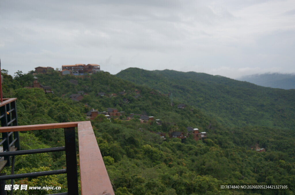 三亚山间观景台远眺绿意景色