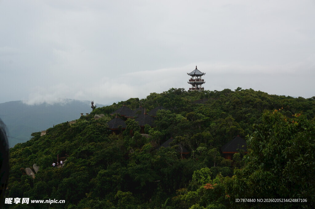 三亚山顶宝塔隐于葱郁山林