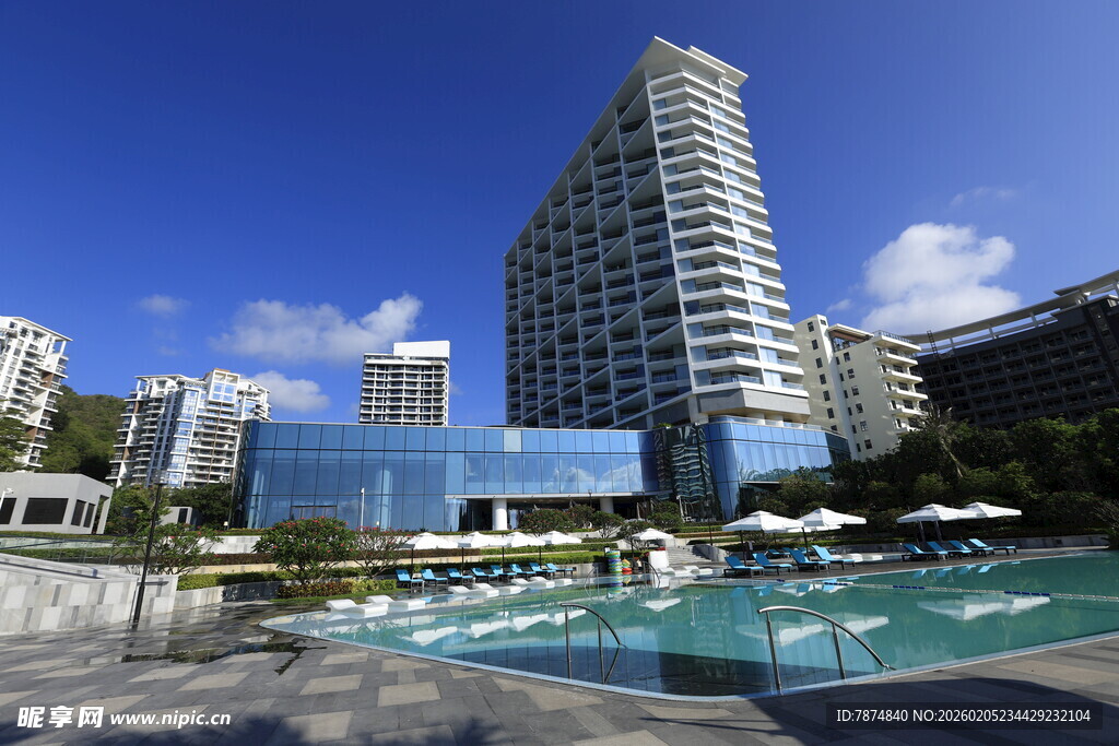 三亚现代都市泳池旁的摩天大楼