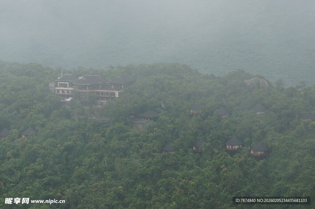 三亚雾中葱郁山林间的建筑