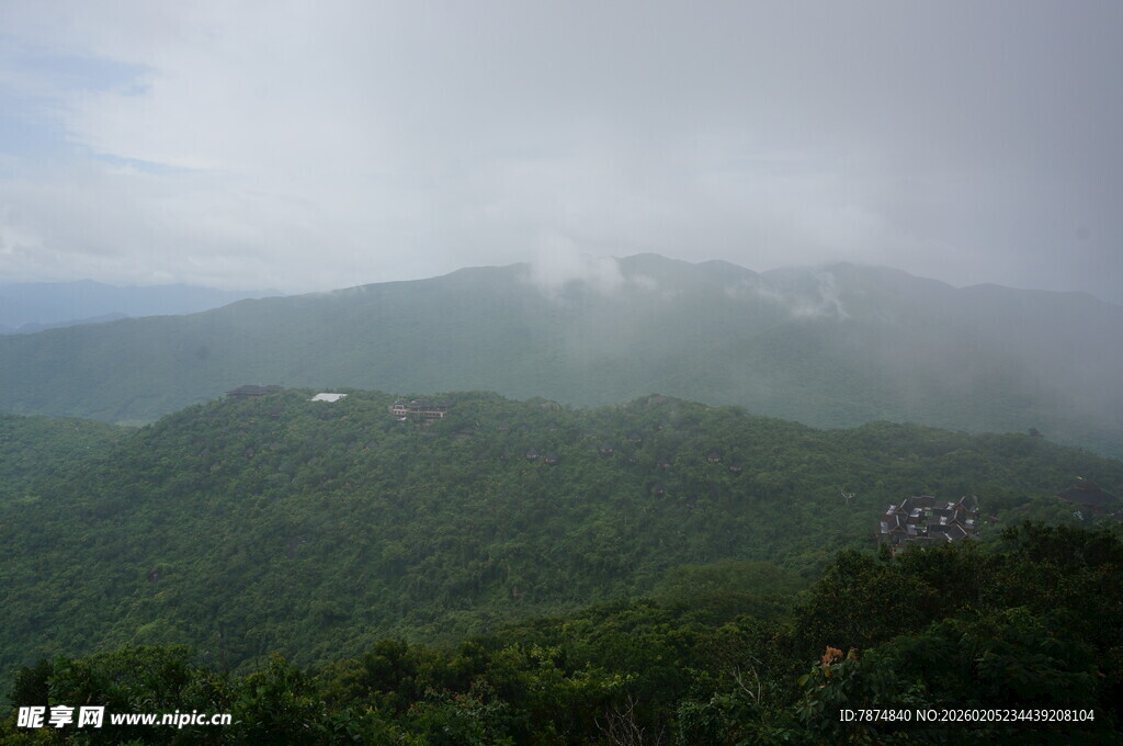 三亚云雾缭绕的翠绿山峦