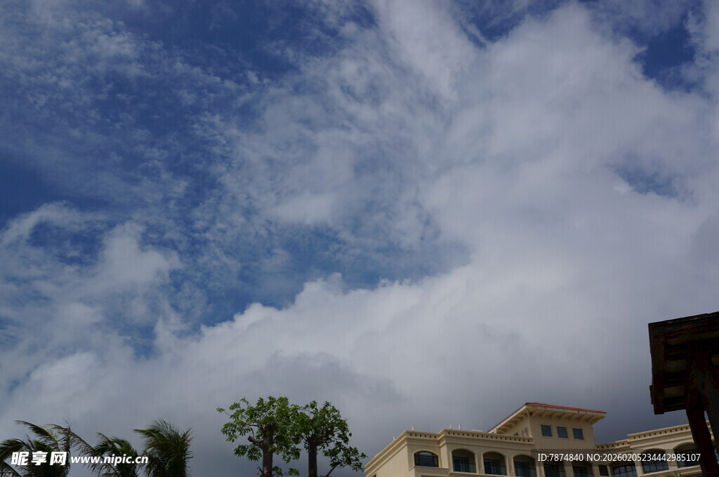 三亚蓝天白云下的建筑景观