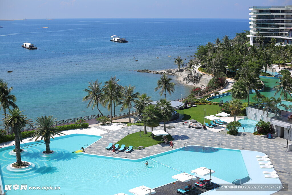 三亚海滨度假泳池美景