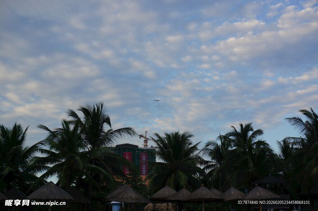 三亚椰林之上的梦幻天空