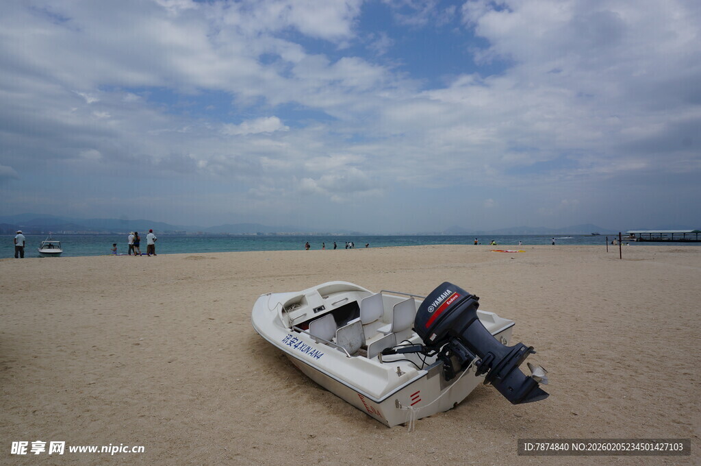三亚沙滩上的小船与蔚蓝大海