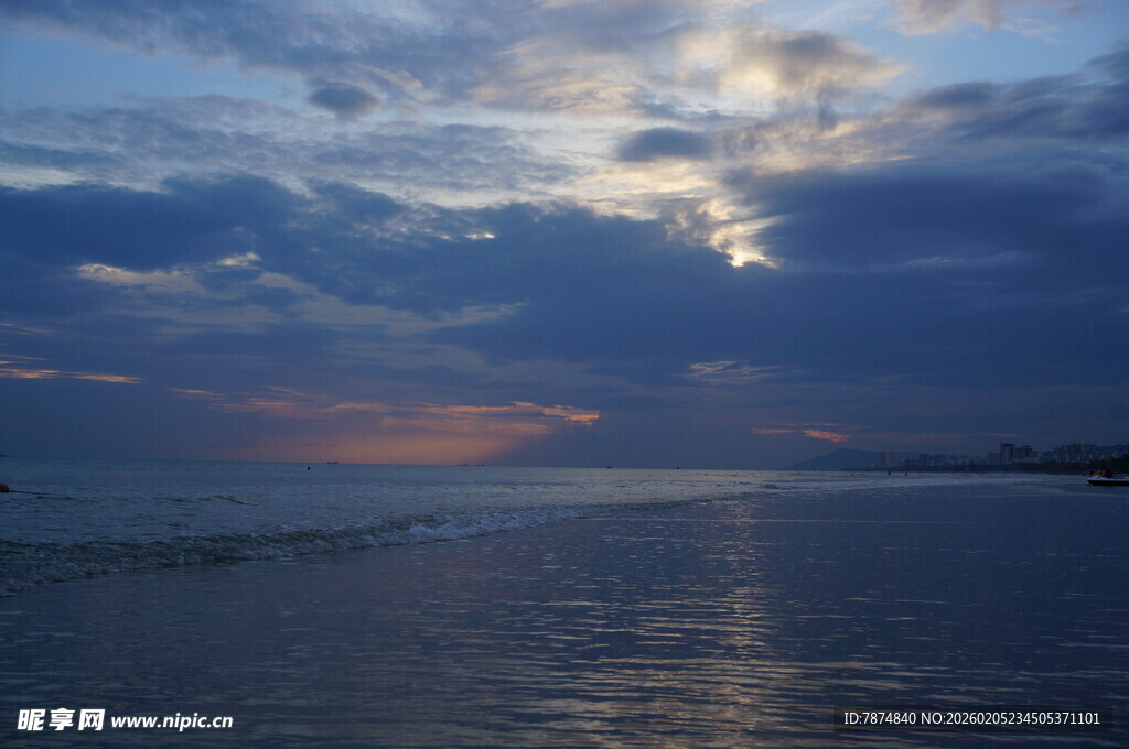 三亚夕阳下的海面与云层