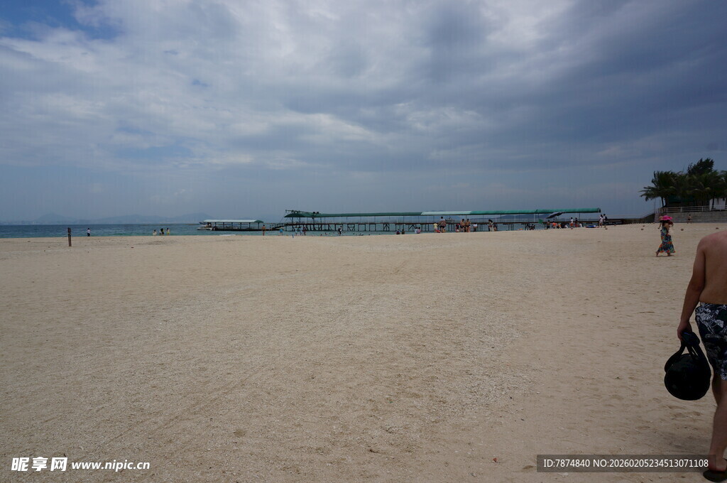 三亚沙滩漫步的惬意瞬间