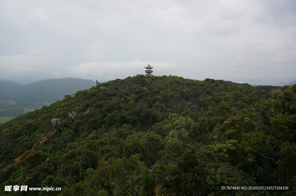 三亚山巅之景 云雾缭绕绿意浓
