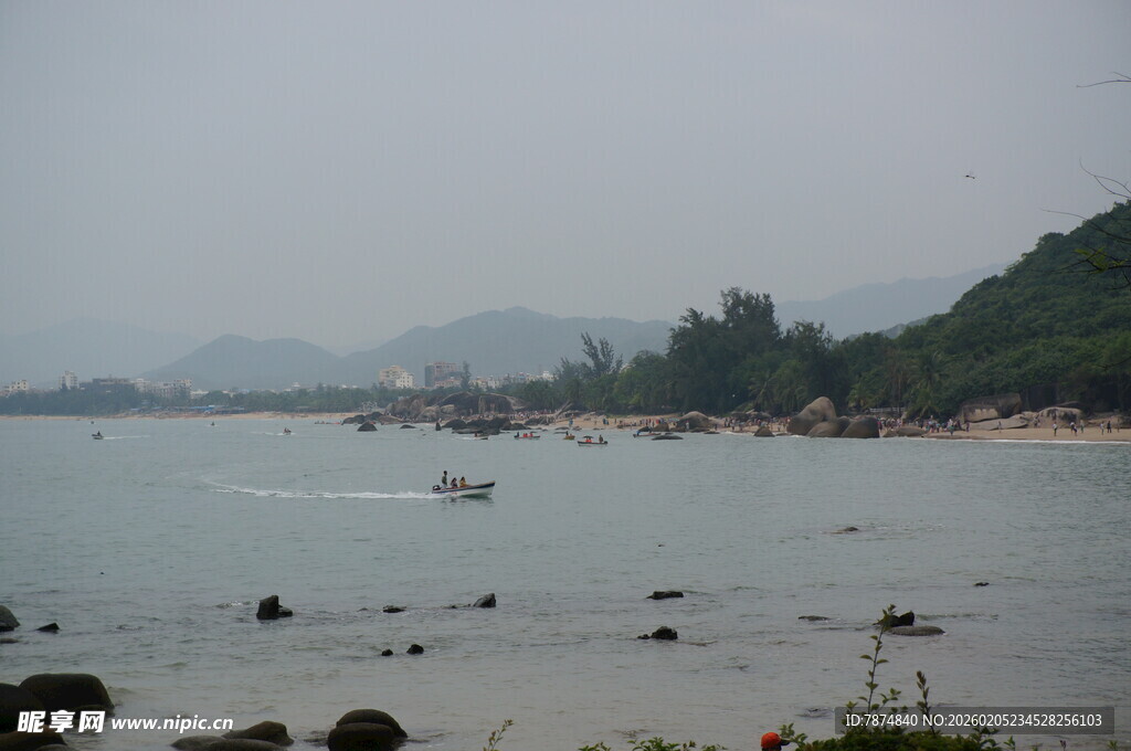 三亚宁静海边景色