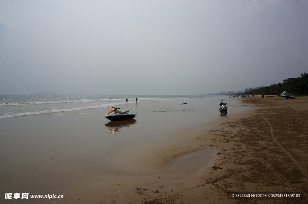 三亚宁静海滩上的悠闲景象