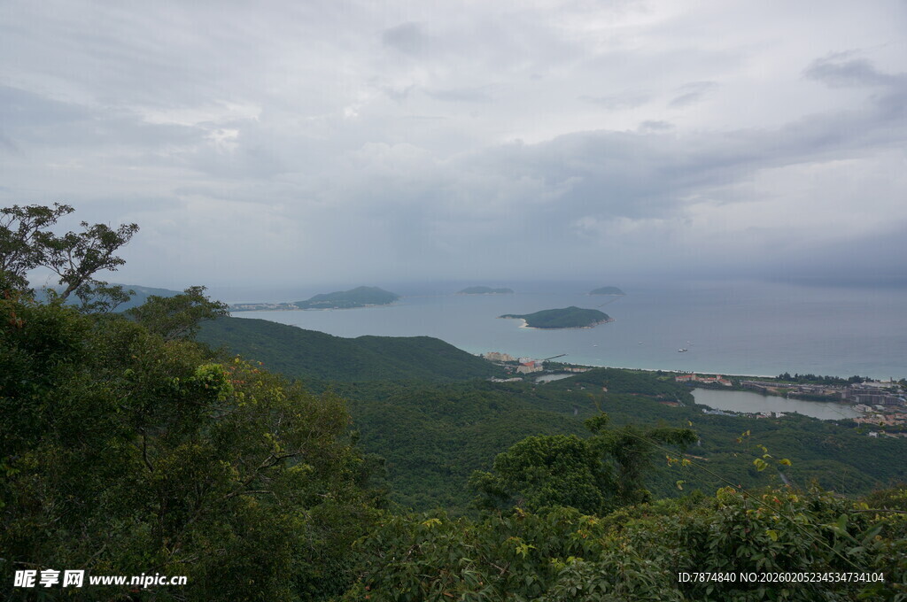 三亚山巅远眺海景秀丽风光