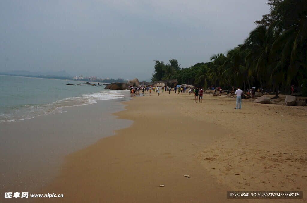 三亚美丽沙滩上的悠闲漫步