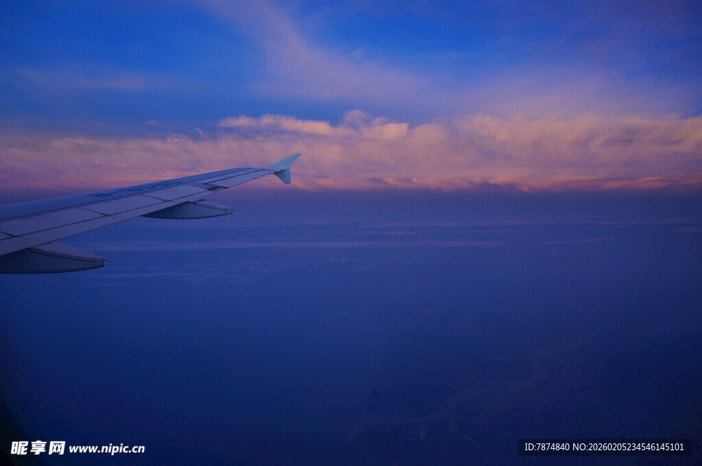 三亚飞机窗外的壮丽云海景观