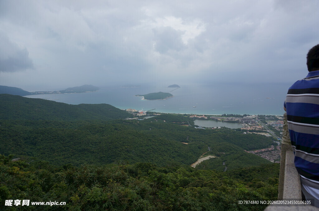三亚山顶眺望美丽山海景色
