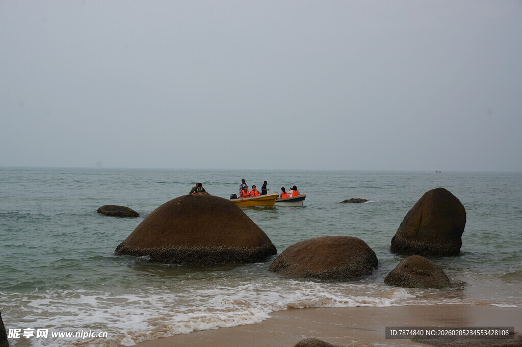 三亚海边礁石旁的小船