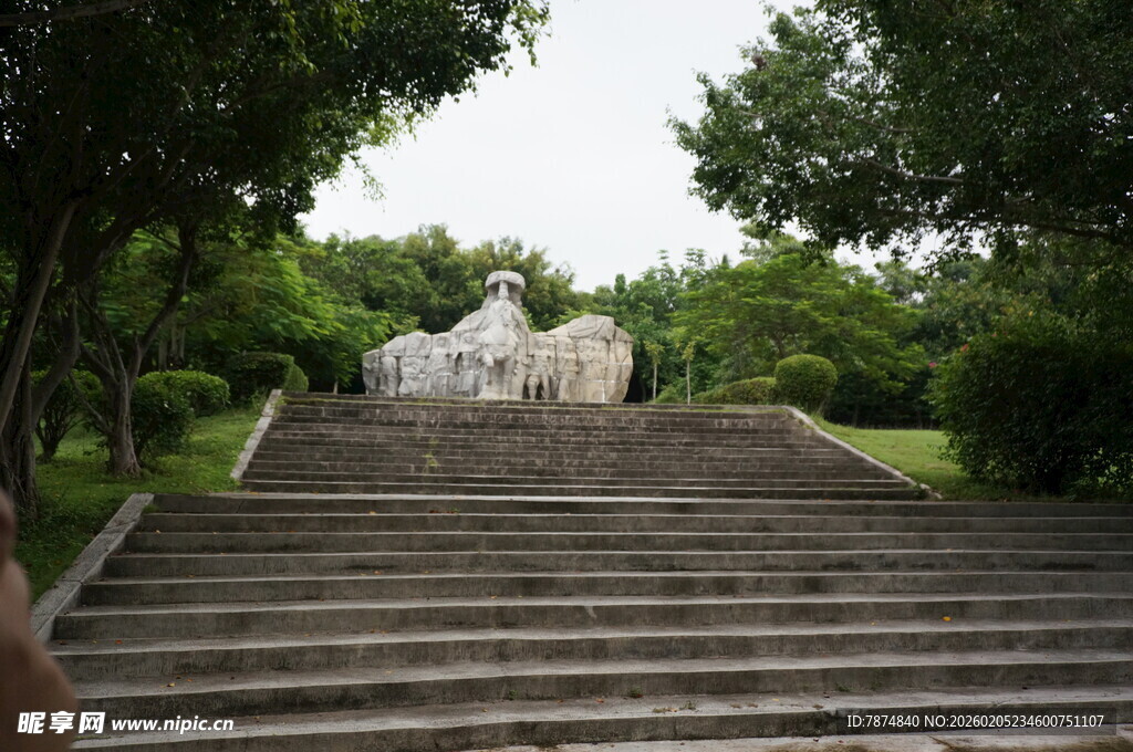 三亚林间石阶通向雕塑景观