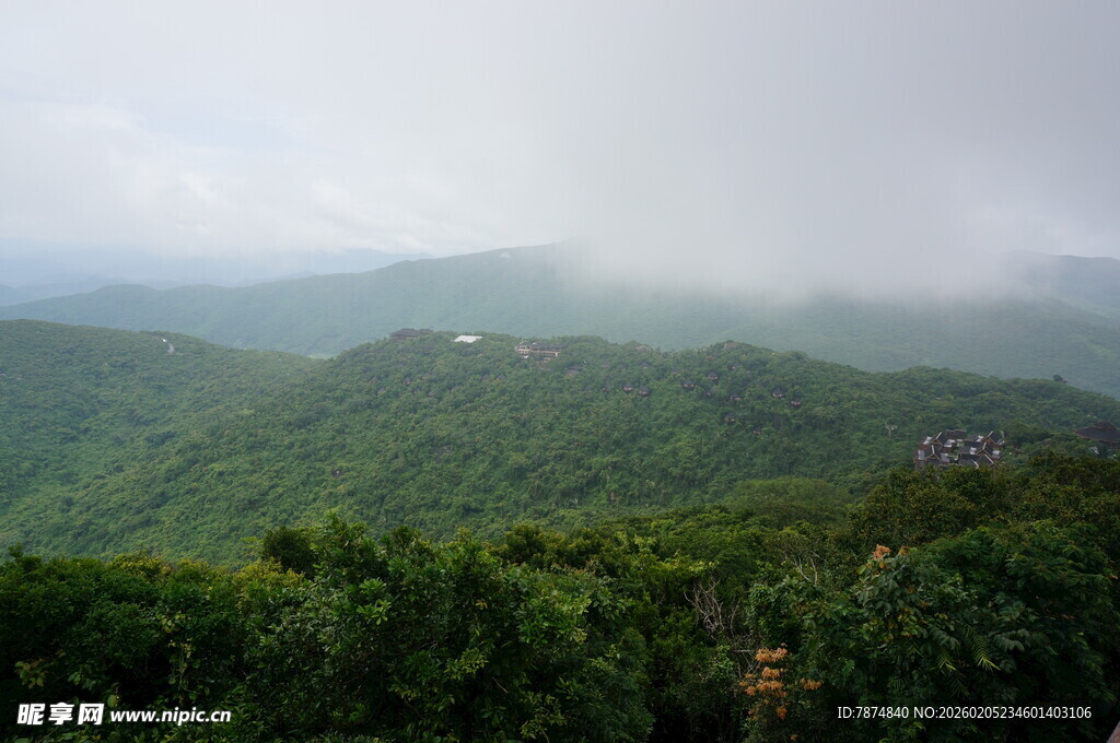 三亚山峦云雾间的翠绿景致