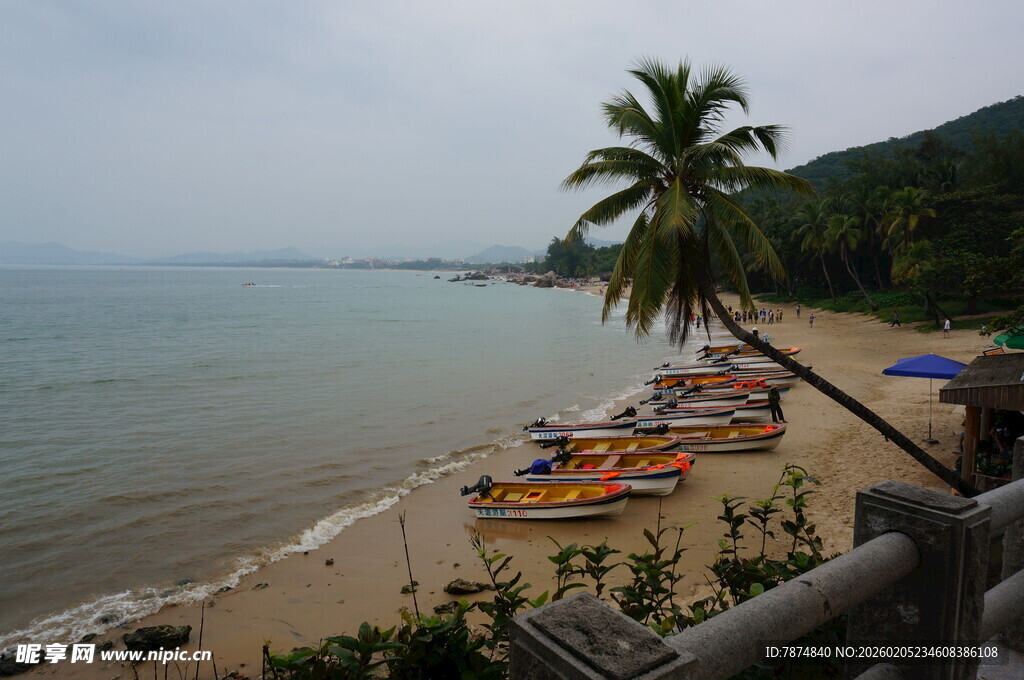 三亚海滨沙滩上的多彩船只