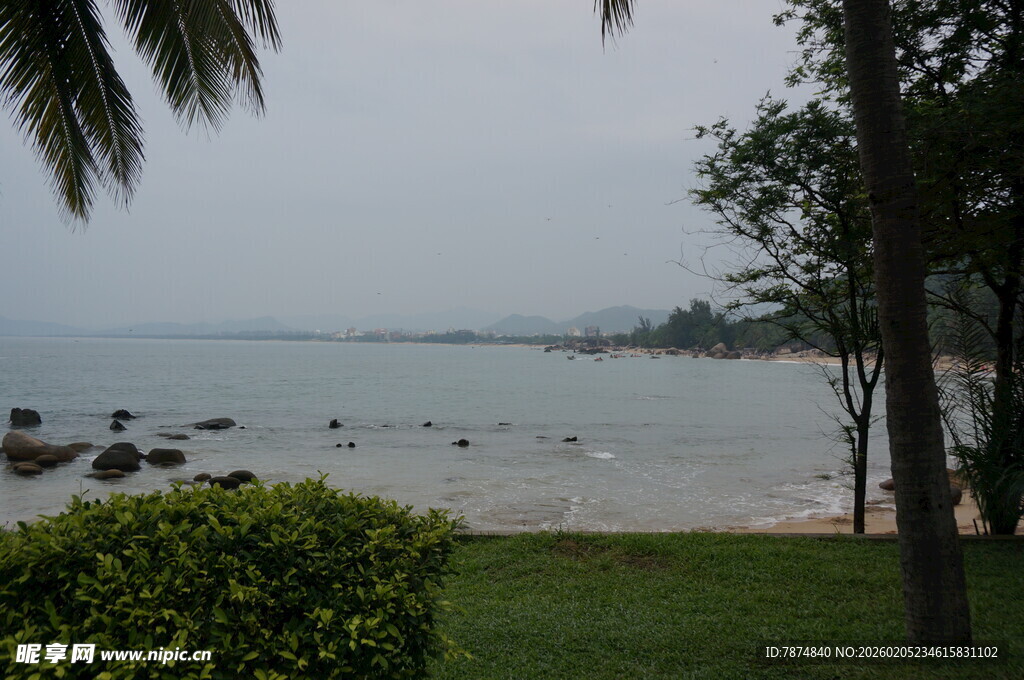 三亚海滨绿树环绕的宁静景致