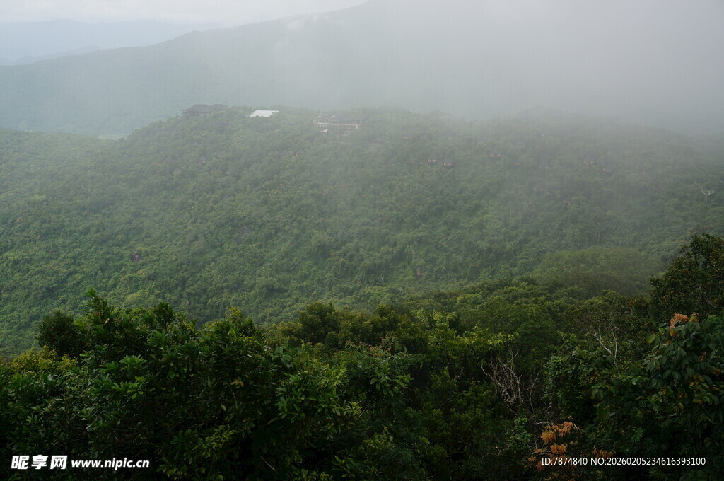三亚云雾缭绕的翠绿山林