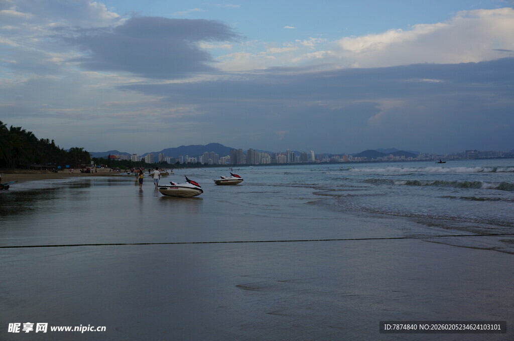 三亚海边黄昏下的宁静沙滩