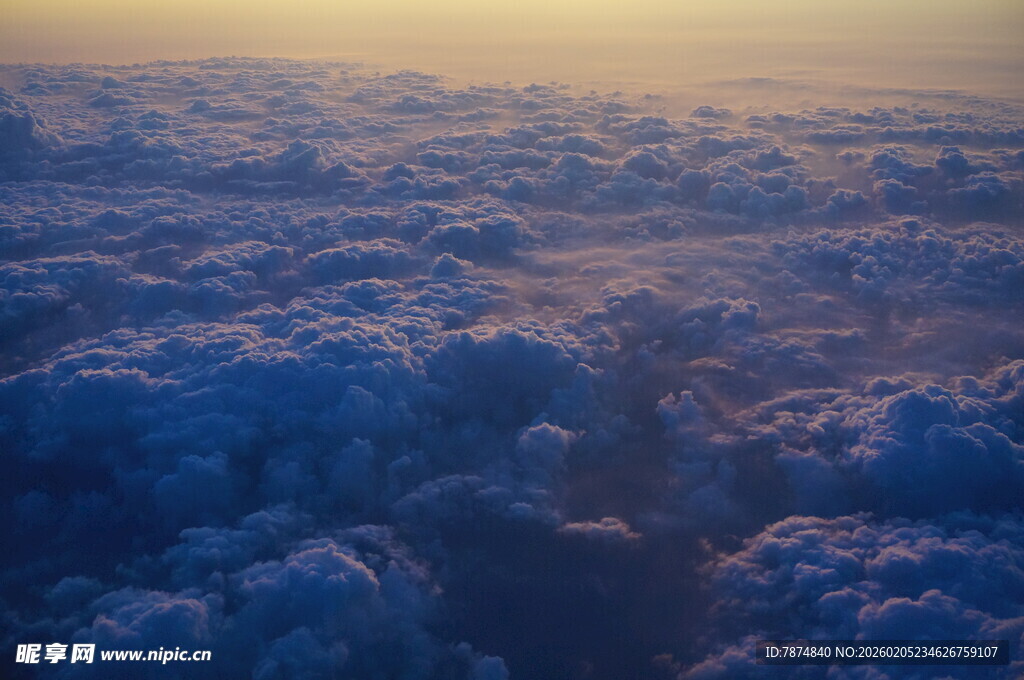 三亚云端之上的壮丽日出景观