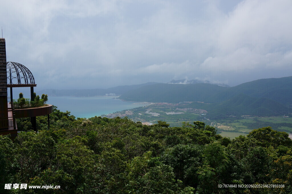 三亚山顶观景台俯瞰葱郁山林