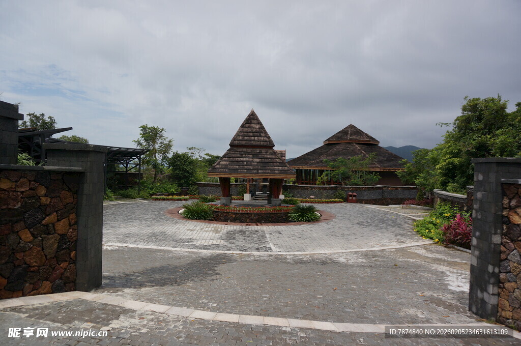 三亚古老寺庙前的开阔场地