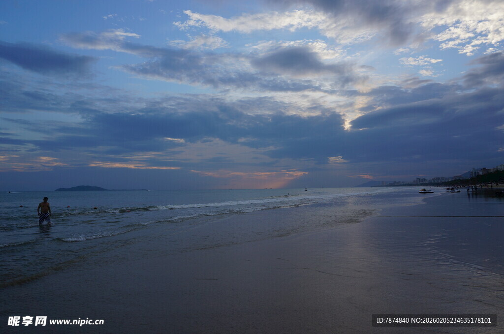 三亚海边黄昏美景 一人漫步