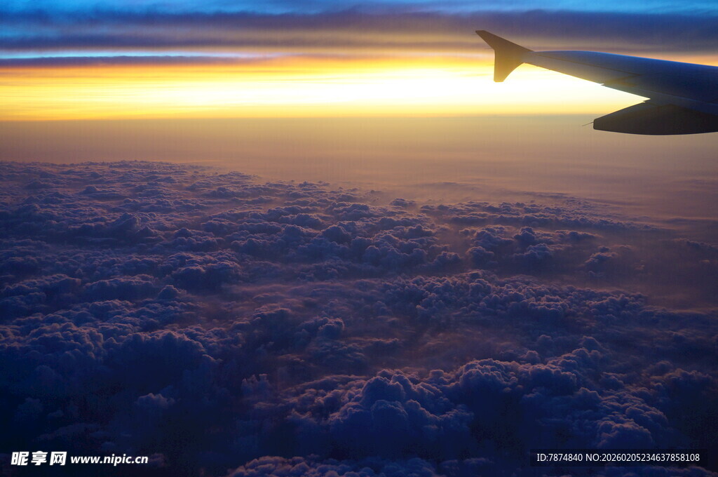 三亚飞机上俯瞰壮丽云海日出
