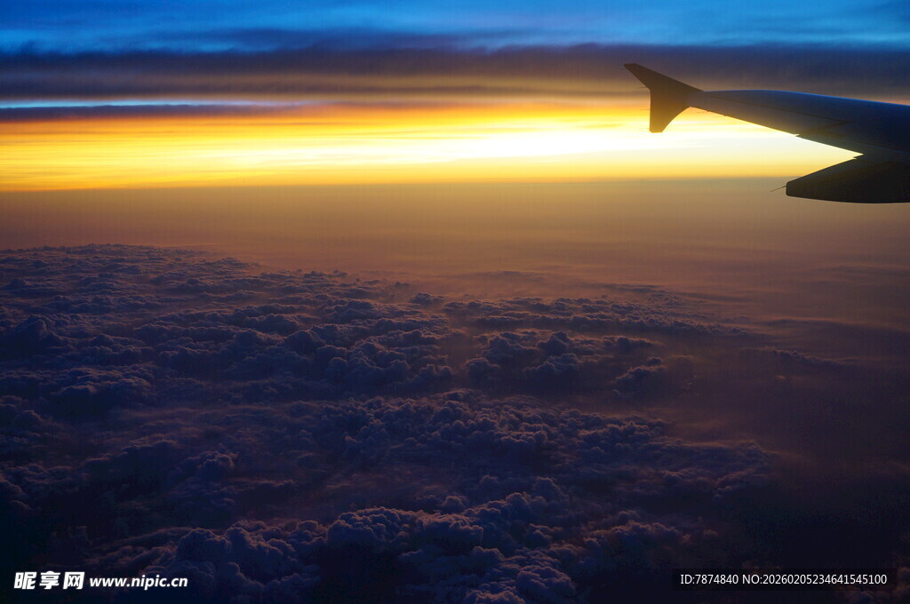 三亚飞机上俯瞰壮丽云海日出