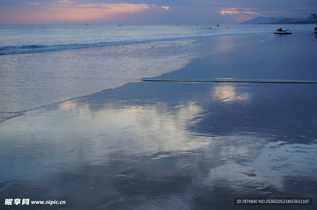 三亚海边黄昏倒影美景
